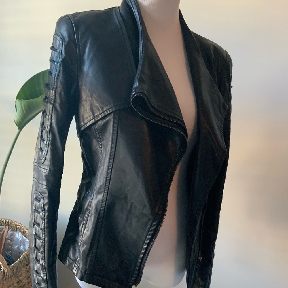 Chic and detailed motorcycle jacket